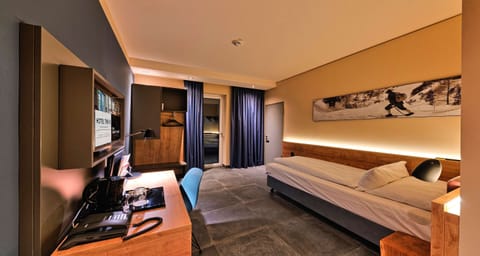 Business Room, 1 Twin Bed | In-room safe, laptop workspace, soundproofing, iron/ironing board