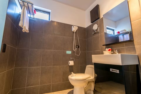 Classic Room, 1 Queen Bed, Garden View | Bathroom | Shower, free toiletries, hair dryer, towels