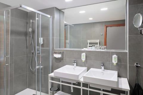 Executive Suite | Bathroom | Combined shower/tub, free toiletries, hair dryer, towels