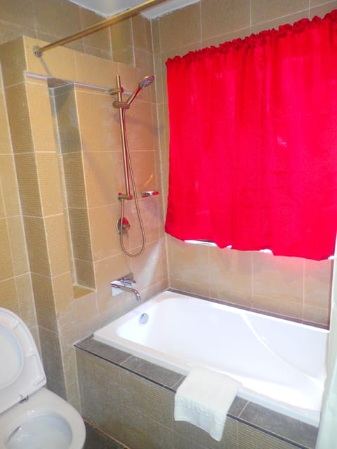 Deluxe Room New Wing | Bathroom | Combined shower/tub, free toiletries, hair dryer, slippers