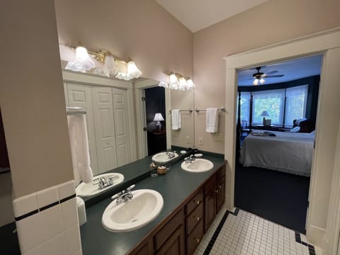 Starlight (Room #23) | Bathroom | Combined shower/tub, free toiletries, towels