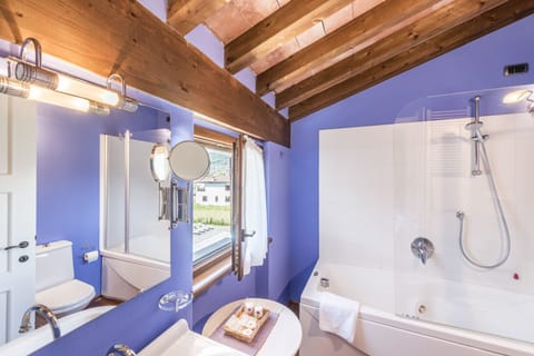 Superior Double Room, Jetted Tub | Bathroom | Jetted tub, free toiletries, hair dryer, bidet