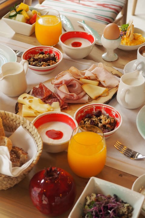 Daily full breakfast (EUR 18 per person)