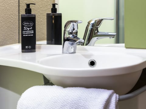 Desk, soundproofing, free WiFi, bed sheets