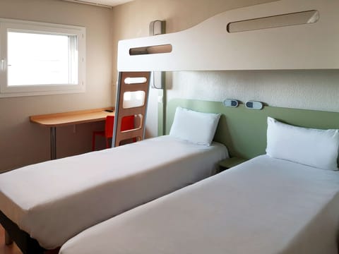 Twin Room with Bunk Bed | Desk, soundproofing, free WiFi, bed sheets