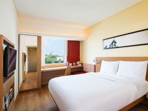 Standard Room, 1 Queen Bed | Premium bedding, memory foam beds, minibar, in-room safe
