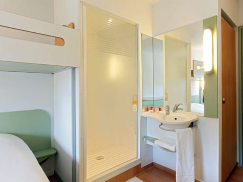 Triple Room, Multiple Beds | Bathroom | Shower, eco-friendly toiletries, towels