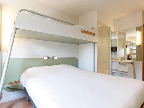 Triple Room, Multiple Beds | Desk, soundproofing, free WiFi, bed sheets