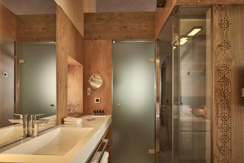 Junior Suite, Jetted Tub (Outdoor) | Bathroom | Jetted tub, rainfall showerhead, designer toiletries, hair dryer