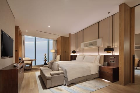 King Grand Premier Suite Sea View | Living area | TV