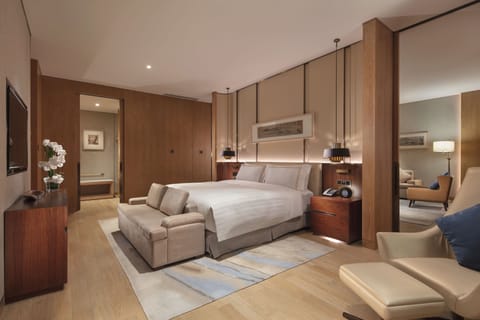 King Grand Premier Suite City Attractions View | Minibar, in-room safe, desk, laptop workspace