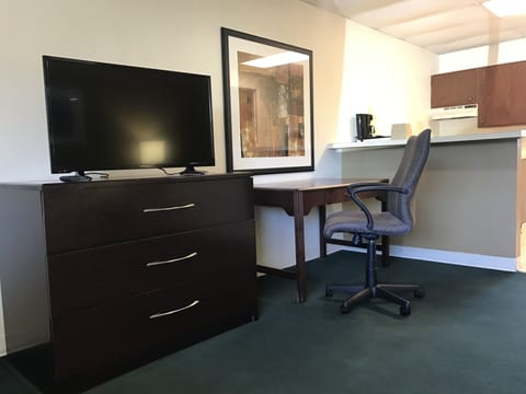 Suite, 1 King Bed | Desk, free WiFi