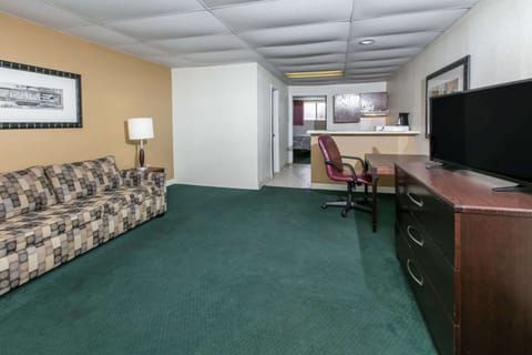 Suite, 1 King Bed | Desk, free WiFi