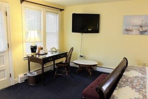 Deluxe Room, 1 King Bed  | Premium bedding, individually decorated, individually furnished, desk