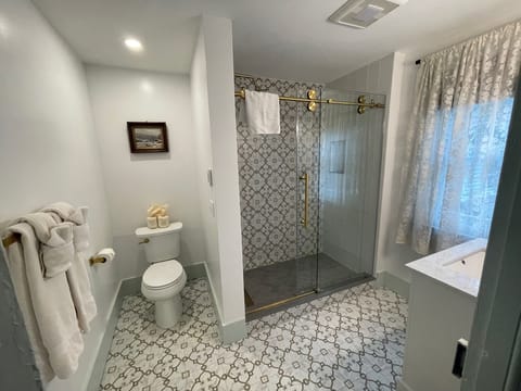 Zadock Hard's Room | Bathroom | Hair dryer, towels
