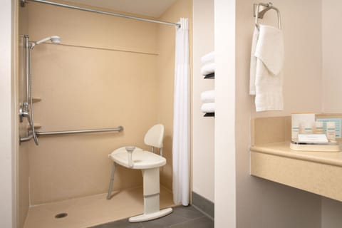 Studio, Accessible, Non Smoking | Bathroom | Free toiletries, hair dryer, towels