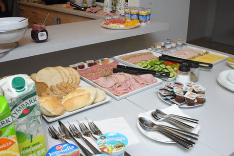 Daily buffet breakfast (PLN 25 per person)
