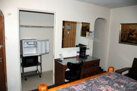 3 queen 2 bedroom suite | Desk, free WiFi