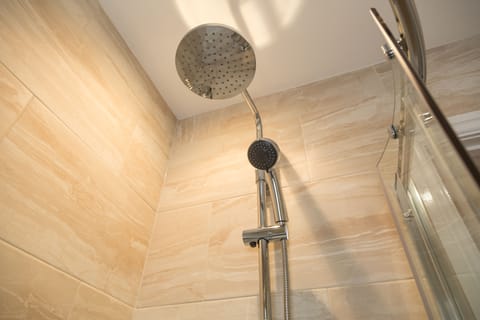 Deluxe Double or Twin Room | Bathroom shower