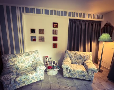 Comfort Room, 1 Queen Bed, Garden View | 2 bedrooms, premium bedding, minibar, soundproofing