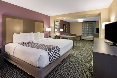 Premium Room, 1 King Bed, Non Smoking | Premium bedding, pillowtop beds, desk, blackout drapes
