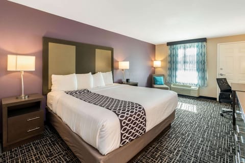 Deluxe Room, 1 King Bed, Non Smoking | Premium bedding, pillowtop beds, desk, blackout drapes