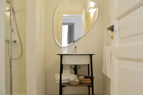 Premium Room | Bathroom | Shower, free toiletries, hair dryer, slippers