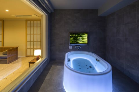 Japanese Suite room 812 | Bathroom | Combined shower/tub, deep soaking tub, rainfall showerhead