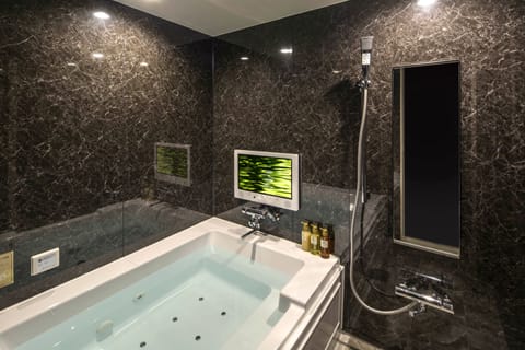 Calligraphy room 614 | Bathroom | Combined shower/tub, deep soaking tub, rainfall showerhead