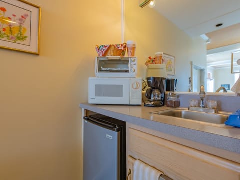 Suite, Private Bathroom (Queensboro - Pets Allowed)