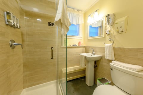 Economy Double Room (Roundtop Mountain) | Bathroom | Designer toiletries, hair dryer, bathrobes, towels