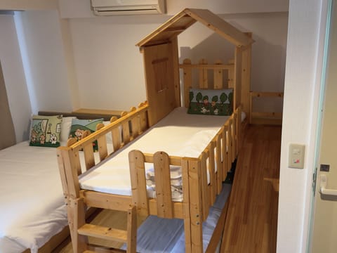 Family Triple Room, Non Smoking | Desk, free WiFi, bed sheets