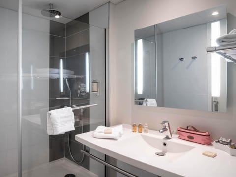 Privilege, Standard Room, 1 King Bed | Premium bedding, Select Comfort beds, desk, blackout drapes