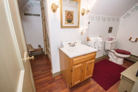Sturbridge Suite | Bathroom | Free toiletries, hair dryer, towels