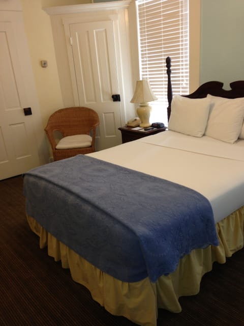 Room, 1 Queen Bed, Non Smoking | In-room safe, individually decorated, individually furnished