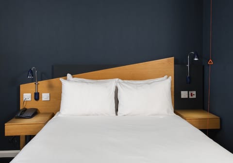 Standard Room, 1 Double Bed, Accessible (with Free Hot Breakfast) | Desk, laptop workspace, iron/ironing board, free WiFi