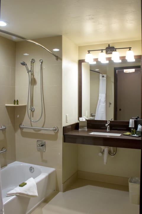 Queen Standard Accessible (2 Queen Beds) | Bathroom | Combined shower/tub, free toiletries, hair dryer, towels