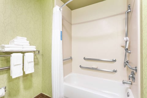 Combined shower/tub, designer toiletries, hair dryer, towels