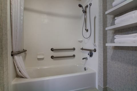 Standard Room, 1 King Bed, Accessible (Mobility, Roll-In Shower) | Bathroom | Combined shower/tub, towels