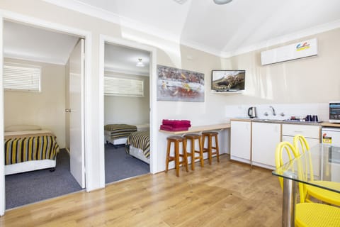 Deluxe 2 Bedroom Unit | Minibar, iron/ironing board, free WiFi, bed sheets