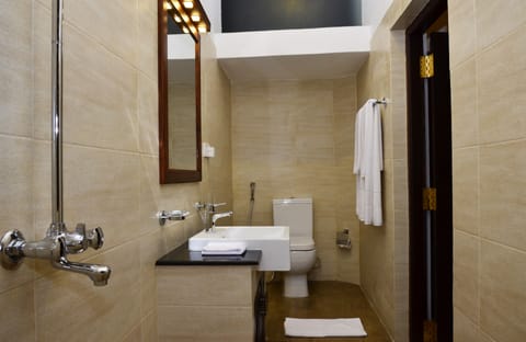 Standard Room | Bathroom | Shower, free toiletries, hair dryer, bidet