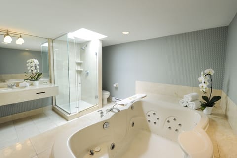 Standard Room, 1 King Bed, Jetted Tub | Bathroom | Hair dryer, towels