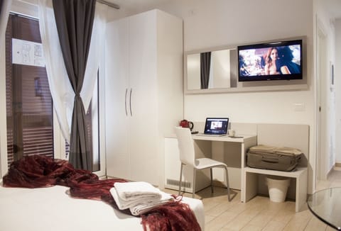 Premium bedding, down comforters, in-room safe, desk