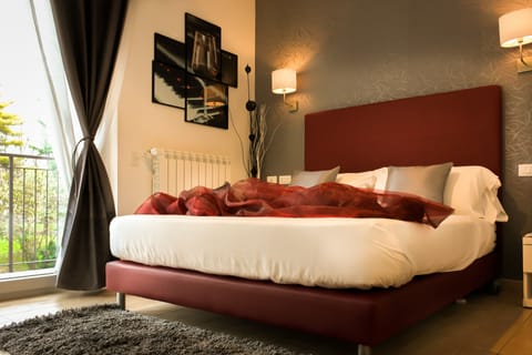 Premium bedding, down comforters, in-room safe, desk