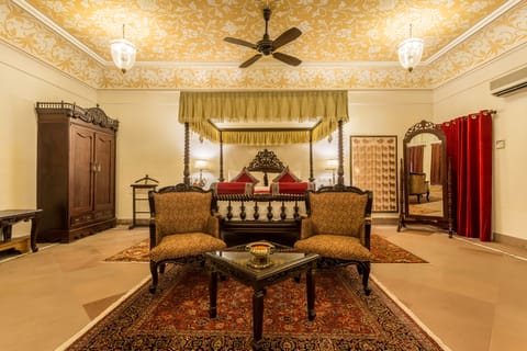 Maharaja Suites | Minibar, in-room safe, desk, laptop workspace