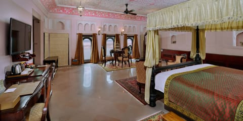 Maharaja Suites | Minibar, in-room safe, desk, laptop workspace