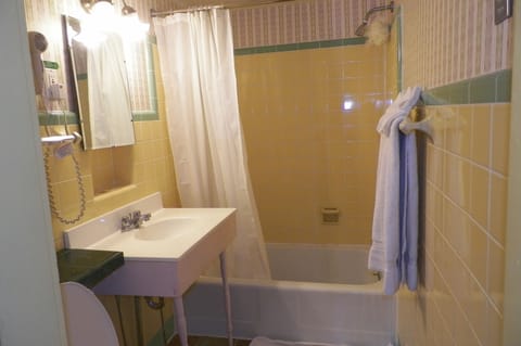 Deluxe Room, 1 Queen Bed | Bathroom | Hair dryer, towels