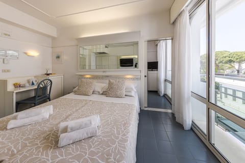 Standard Double or Twin Room | Minibar, in-room safe, individually decorated, individually furnished