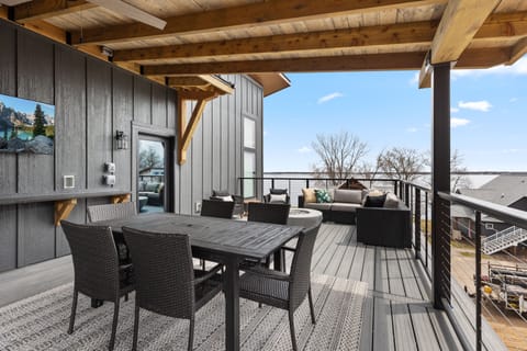 5 Bedroom Lakeview Loft | Terrace/patio