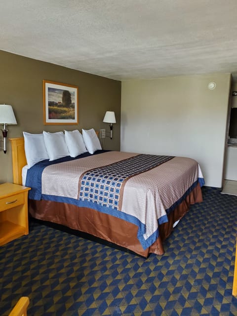 Room | Pillowtop beds, blackout drapes, free WiFi, bed sheets
